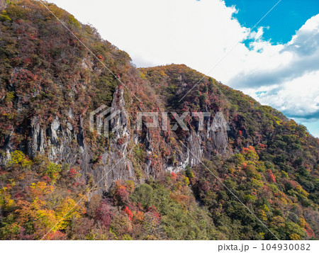 空撮「栃木県」紅葉した日光の山々の風景 104930082