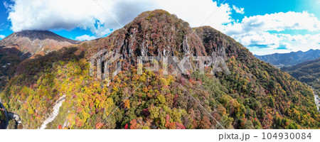 空撮「栃木県」紅葉した日光の山々の風景 104930084
