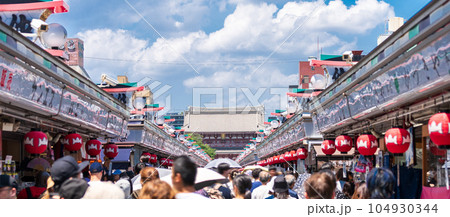 「東京都」観光客で混雑した仲見世通りの風景　浅草寺 104930344