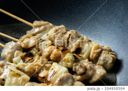焼鳥(ねぎま串)をフライパンで温め直す(酒をかけて)調理シーン。 104930504