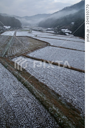 夢街道ルネサンス 比和町元常田園風景薄雪 夢街道ルネサンス 比和町元常田園風景薄雪 104930770