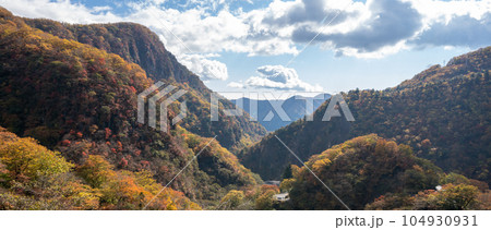空撮「栃木県」紅葉した日光の山々の風景 空撮「栃木県」紅葉した日光の山々の風景 104930931