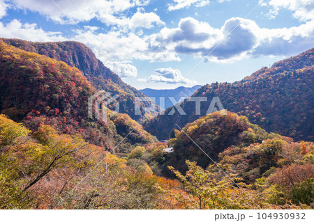 空撮「栃木県」紅葉した日光の山々の風景 104930932
