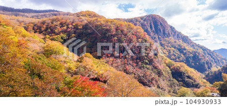 空撮「栃木県」紅葉した日光の山々の風景 空撮「栃木県」紅葉した日光の山々の風景 104930933