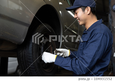 車を整備する整備士 104931552