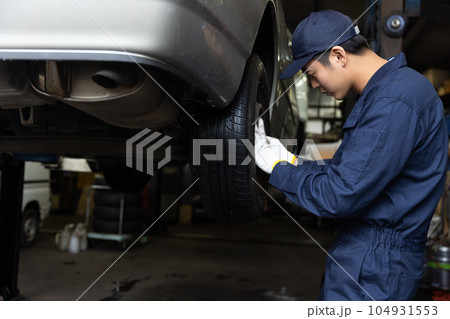 車を整備する整備士 車を整備する整備士 104931553