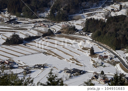 つなぐ棚田遺産三河内 三つ子山からの眺望雪景色 つなぐ棚田遺産三河内 三つ子山からの眺望雪景色 104931683