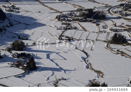 つなぐ棚田遺産三河内　三つ子山からの眺望雪景色（北・東） 104931684