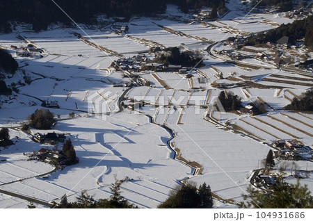 つなぐ棚田遺産三河内 三つ子山からの眺望雪景色 つなぐ棚田遺産三河内 三つ子山からの眺望雪景色 104931686
