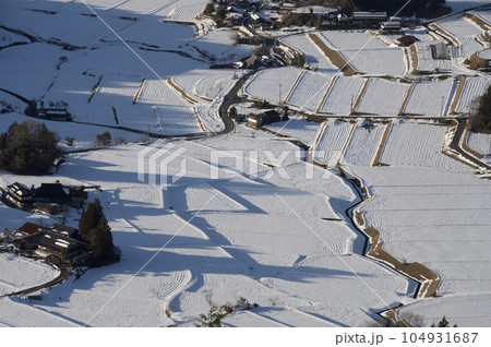 つなぐ棚田遺産三河内　三つ子山からの眺望雪景色（東・南） 104931687