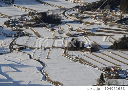 つなぐ棚田遺産三河内　三つ子山からの眺望雪景色（北・東） 104931688
