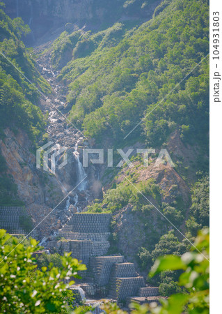 白山の登山道から見える滝 白山の登山道から見える滝 104931803