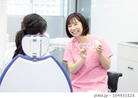 歯科医　診察する歯科医 104931828