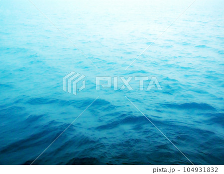 紺色から白く明るくグラデーションがかかった穏やかな海面レタッチイメージ・テクスチャー 紺色から白く明るくグラデーションがかかった穏やかな海面レタッチイメージ・テクスチャー 104931832