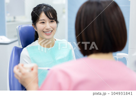 歯科医　診察を受ける患者 104931841