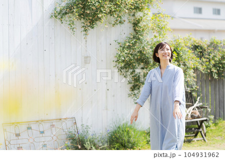 庭を散歩する30代の女性 庭を散歩する30代の女性 104931962