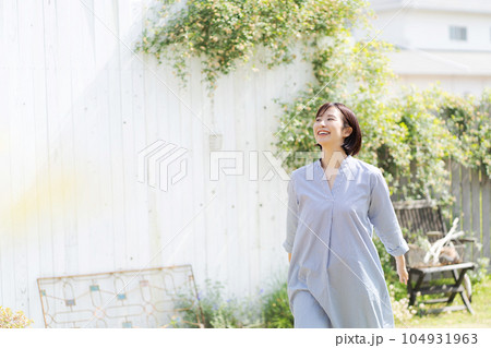 庭を散歩する30代の女性 104931963