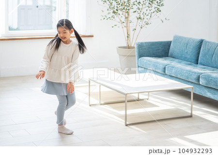 リビングにいる子供 104932293