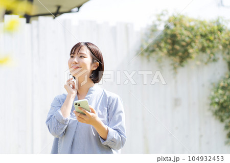 携帯電話を持つ30代の女性 104932453