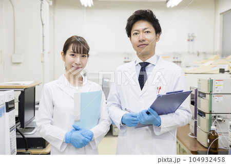 研究 開発 実験イメージ 研究所で並んで立つ研究員男女 研究 開発 実験イメージ 研究所で並んで立つ研究員男女 104932458