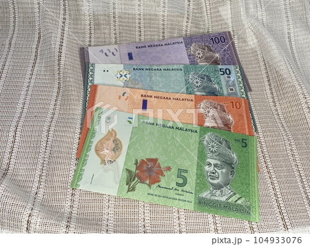 机に並べられたマレーシアのお札 104933076
