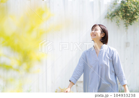 庭を散歩する30代の女性 104933238