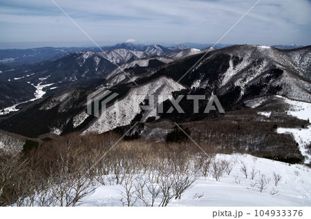 雪の吾妻山山頂から大山を望む 104933376