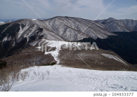 雪の吾妻山山頂から比婆連山を望む 雪の吾妻山山頂から比婆連山を望む 104933377