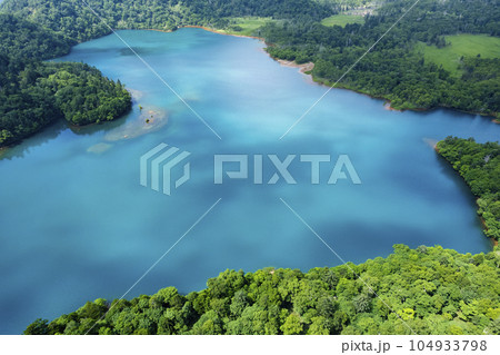 夏のオコタンペ湖を空撮 104933798