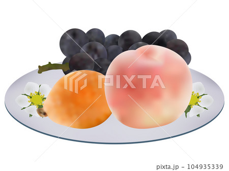 お皿に盛られた夏フルーツ3種「ビワの実」「桃」「ブドウ」白皿  花柄 104935339
