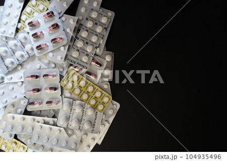 大量の医薬品（抗うつ剤・せき止め・睡眠薬・眠剤・風邪薬等） 104935496