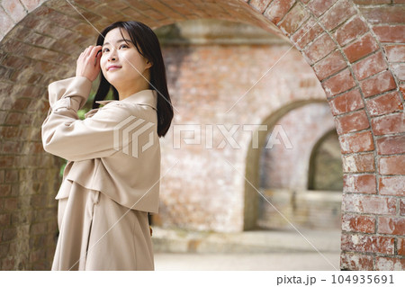 京都を観光する女性 104935691