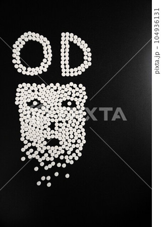 大量の医薬品（抗うつ剤・睡眠薬・眠剤・せき止め・風邪薬など） 104936131