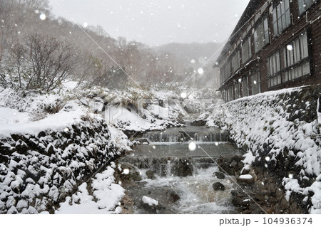 雪降る酸ヶ湯温泉 雪降る酸ヶ湯温泉 104936374