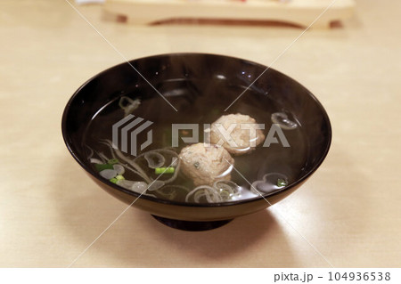 鮨屋で頂くお出汁の効いた手作りつみれ汁のお吸い物 104936538