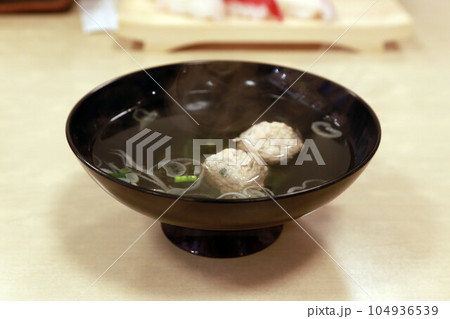 鮨屋で頂くお出汁の効いた手作りつみれ汁のお吸い物 鮨屋で頂くお出汁の効いた手作りつみれ汁のお吸い物 104936539