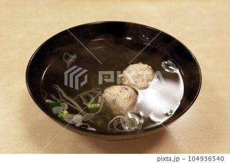 鮨屋で頂くお出汁の効いた手作りつみれ汁のお吸い物 鮨屋で頂くお出汁の効いた手作りつみれ汁のお吸い物 104936540