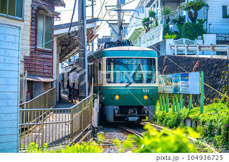 日本の鎌倉都市景観　人気のローカル線・駅舎に停車中の江ノ電 104936725