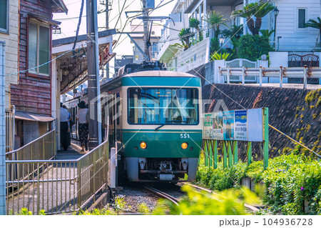 日本の鎌倉都市景観　人気のローカル線・駅舎に停車中の江ノ電 104936728