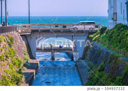 日本の鎌倉都市景観　江ノ島電鉄七里ヶ浜駅の脇を流れる行合川。隠れた人気スポットでもある 104937132
