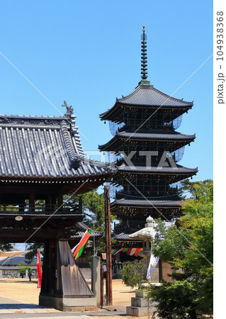 【香川県】四国霊場「第75番札所」総本山善通寺(五重塔と中門) 【香川県】四国霊場「第75番札所」総本山善通寺(五重塔と中門) 104938368