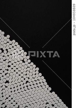 大量の医薬品（抗うつ剤・睡眠薬・眠剤・せき止め・風邪薬など） 104938609