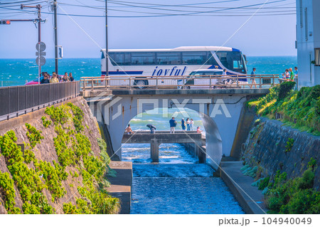 日本の鎌倉都市景観　江ノ島電鉄七里ヶ浜駅の脇を流れる行合川。隠れた人気スポットでもある 104940049