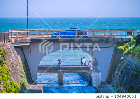 日本の鎌倉都市景観 江ノ島電鉄七里ヶ浜駅の脇を流れる行合川。隠れた人気スポットでもある 日本の鎌倉都市景観 江ノ島電鉄七里ヶ浜駅の脇を流れる行合川。隠れた人気スポットでもある 104940051