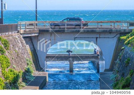 日本の鎌倉都市景観　江ノ島電鉄七里ヶ浜駅の脇を流れる行合川。隠れた人気スポットでもある 104940056
