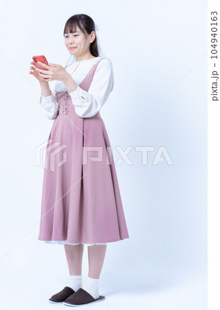スマホを使う若い女性 スマホを使う若い女性 104940163