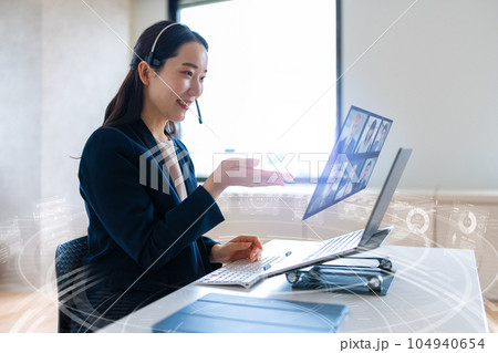 在宅ワーク中の女性 在宅ワーク中の女性 104940654
