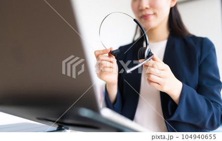 在宅ワーク中の女性 104940655