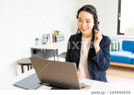 在宅ワーク中の女性 104940656