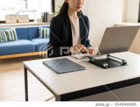 在宅ワーク中の女性 在宅ワーク中の女性 104940660